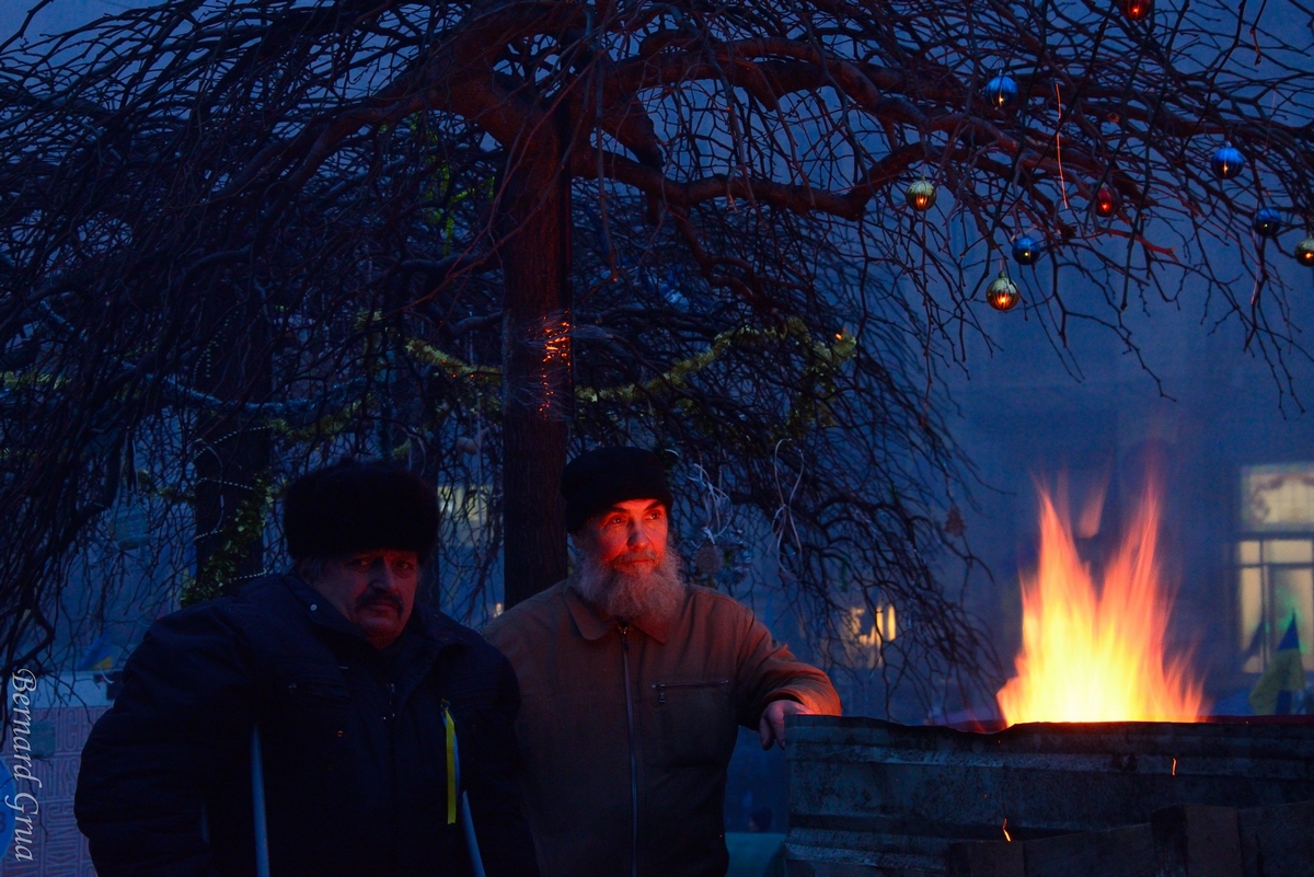 Deux hommes âgés devant un brasero sur le Maïdan à Kyiv
