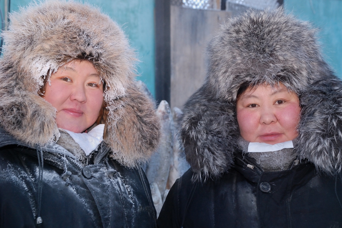 Deux vendeuses de poisson de la Kolyma vêtues de vêtements chauds sur le marché de Iakoutsk 