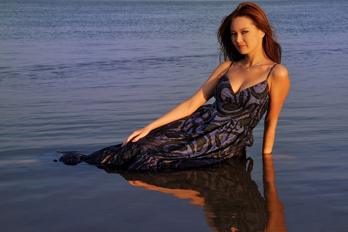 Yana-Maria sur le fleuve Léna au coucher du soleil, près de Iakoutsk, en Iakoutie.