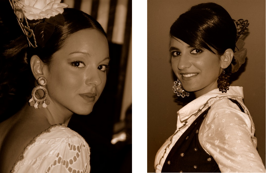 Portrait de deux jeunes femmes en tenues andalouses, portant des fleurs et de grandes boucles d’oreilles.