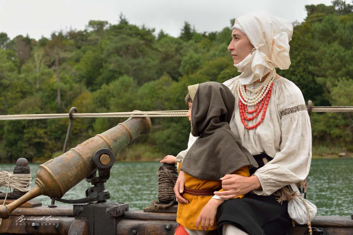Lara, son fils et la tchaïka Presvyata Pokrova à Pont-Aven 2019. Photo Bernard Grua