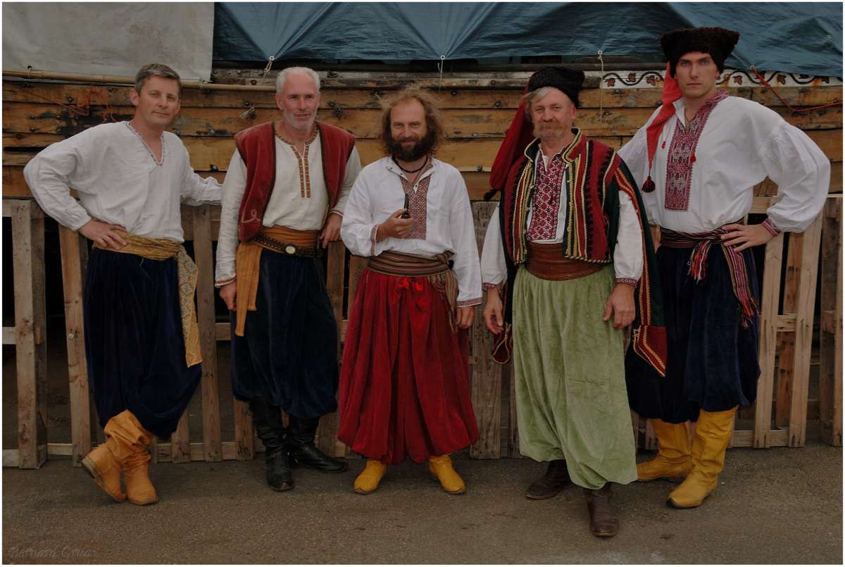 Groupe de Cosaques en costumes traditionnels, réunis autour de la tchaïka Presvyata Pokrova.