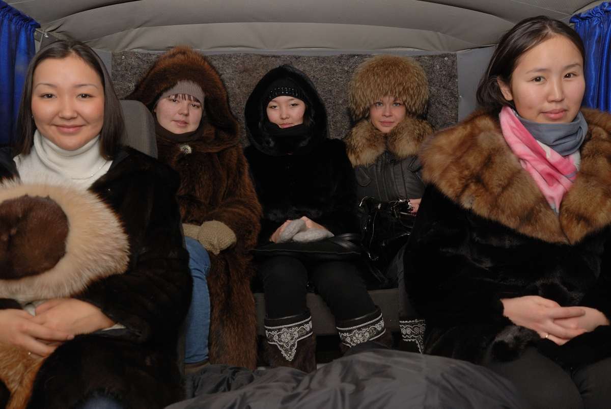 Jeunes femmes iakoutes en tenue hivernale assises dans une marchroutka à Iakoutsk.