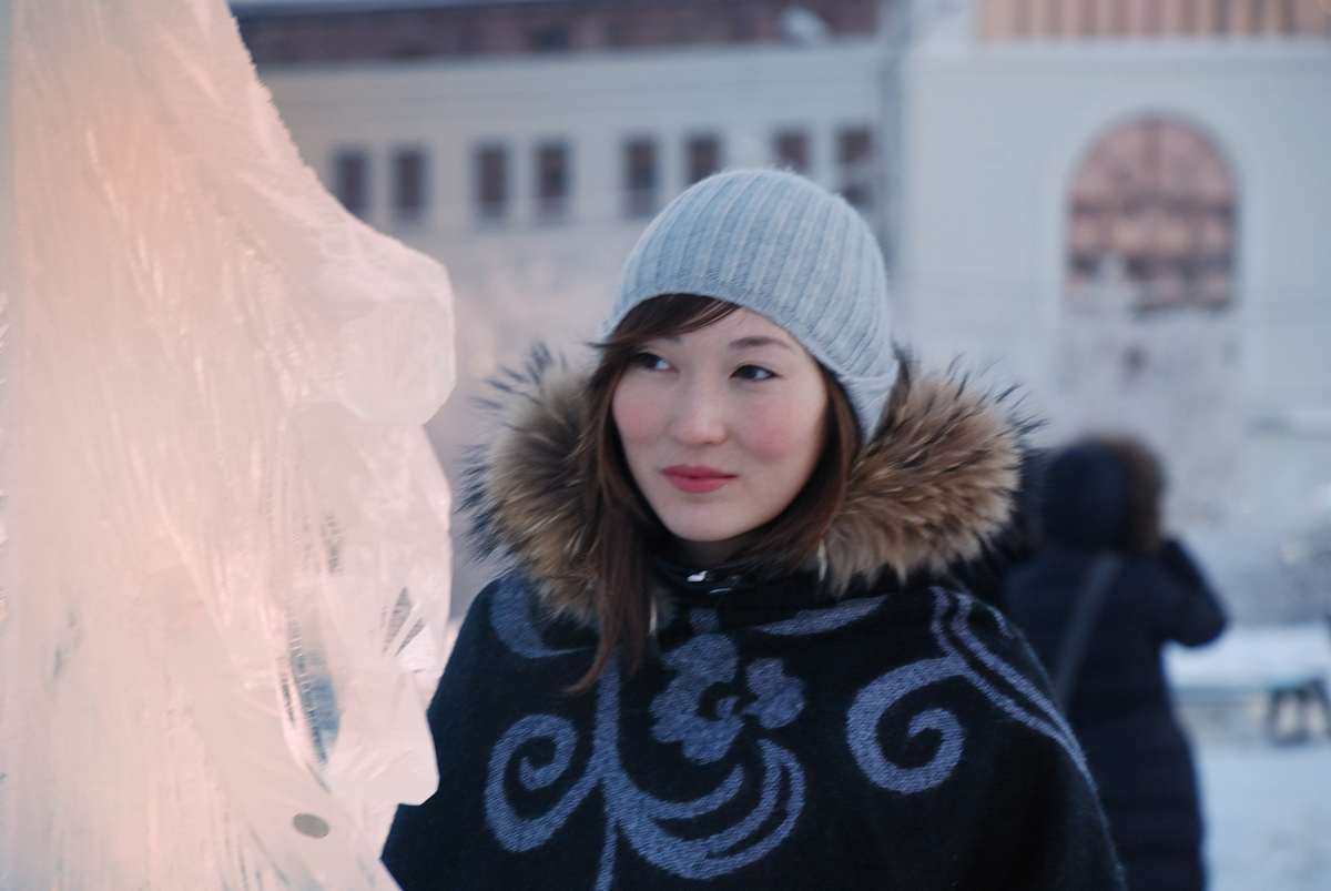 Présentatrice de télévision devant des sculptures de glace à Iakoutsk.