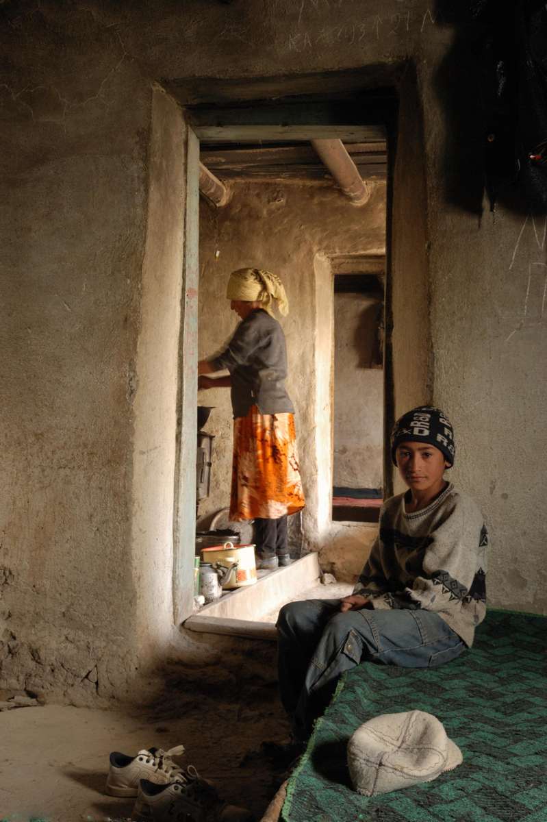 Mère préparant le repas, famille pamirie très isolée, à 4 080 m d’altitude près du col de Kargush, au Tadjikistan.
