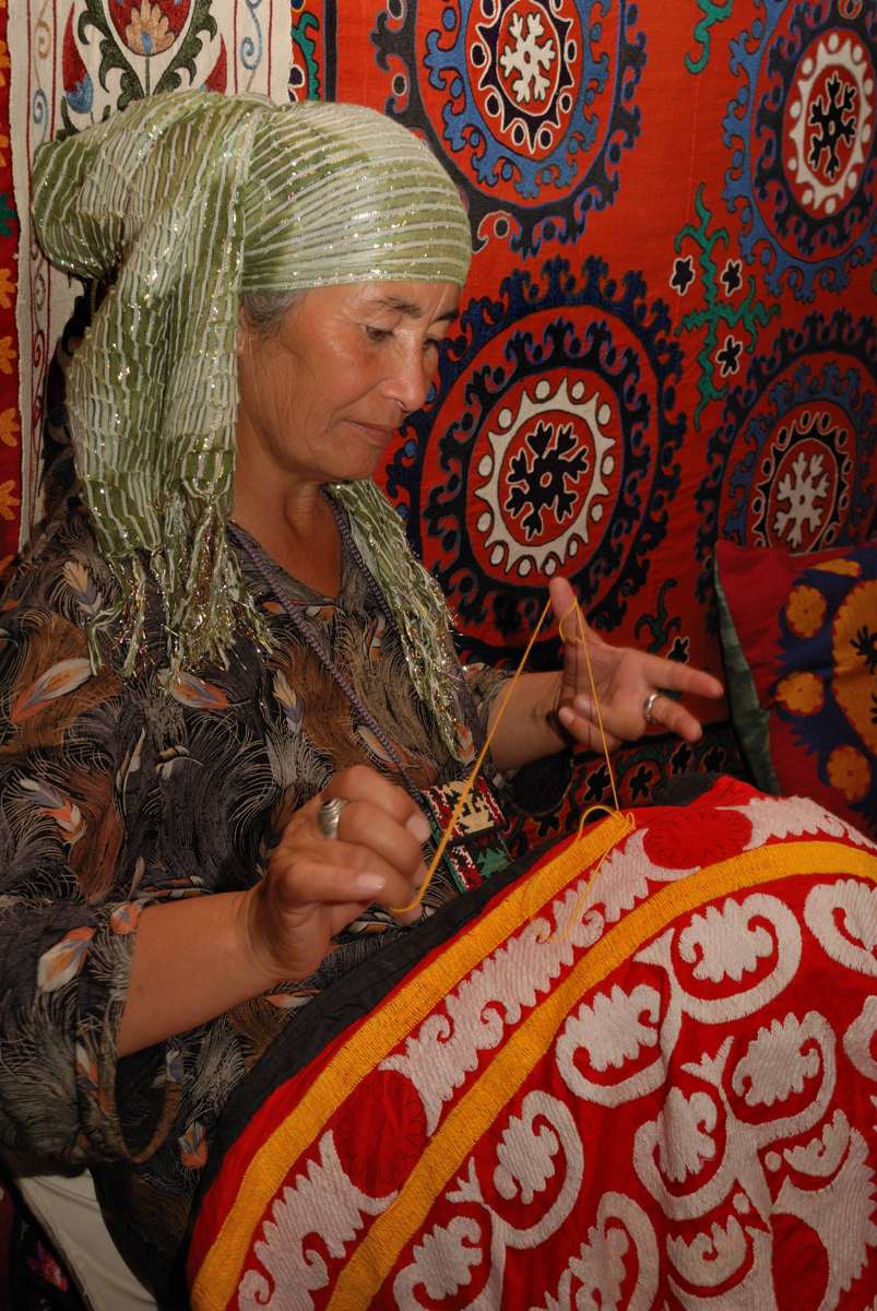 Malvud-Opa, originaire d’Urgut, réalisant un suzani, broderie traditionnelle ouzbèke, à Samarcande.