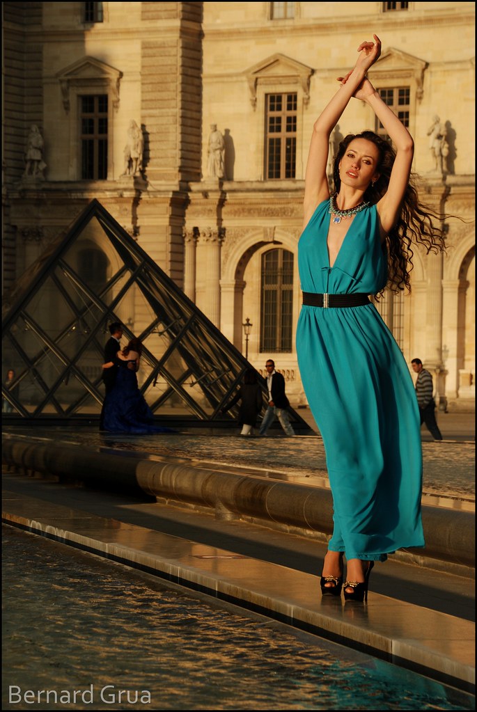 Roza devant le Louvre et un pyramidon du Louvre, Paris, à l’heure dorée