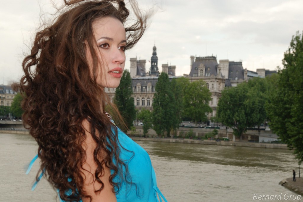 Portrait de Roza devant l’hôtel de ville de Paris