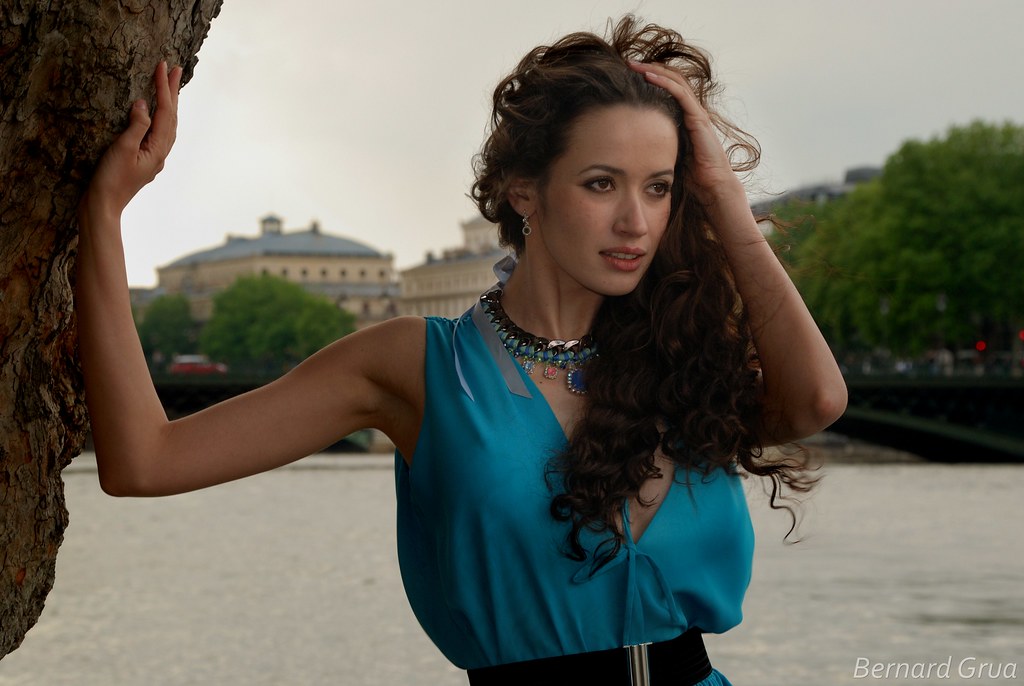 Portrait de Roza devant la Seine et le théâtre du Châtelet à Paris