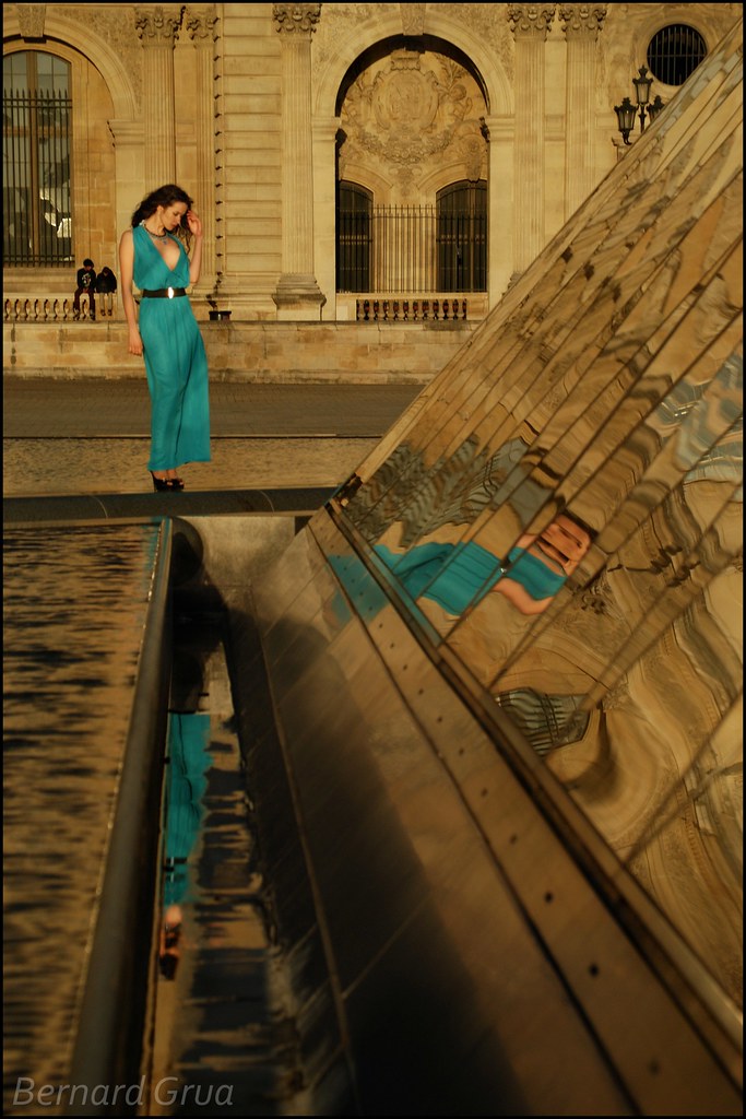 Portrait de Roza devant la pyramide du Louvre, Paris, à l’heure dorée