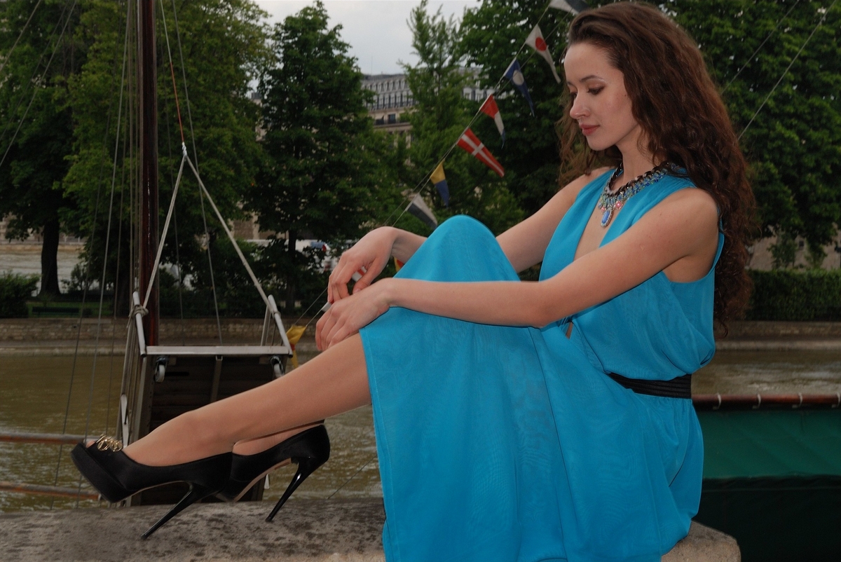 Portrait de Roza sur un quai de Seine à Paris