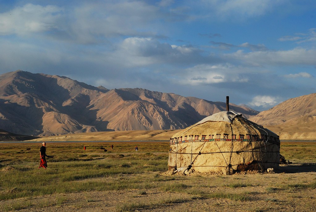 Femme kirghize devant une yourte à Bulunkul, dans le Pamir tadjik.