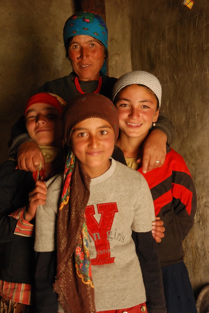 Enfants d’une famille pamirie très isolée, à 4 080 m d’altitude près du col de Kargush, au Tadjikistan.