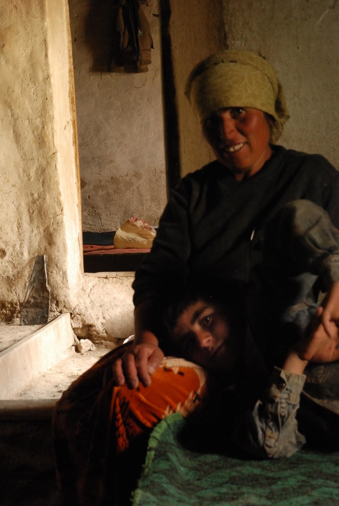 Mère et fils d’une famille pamirie très isolée, à 4 080 m d’altitude près du col de Kargush, au Tadjikistan.