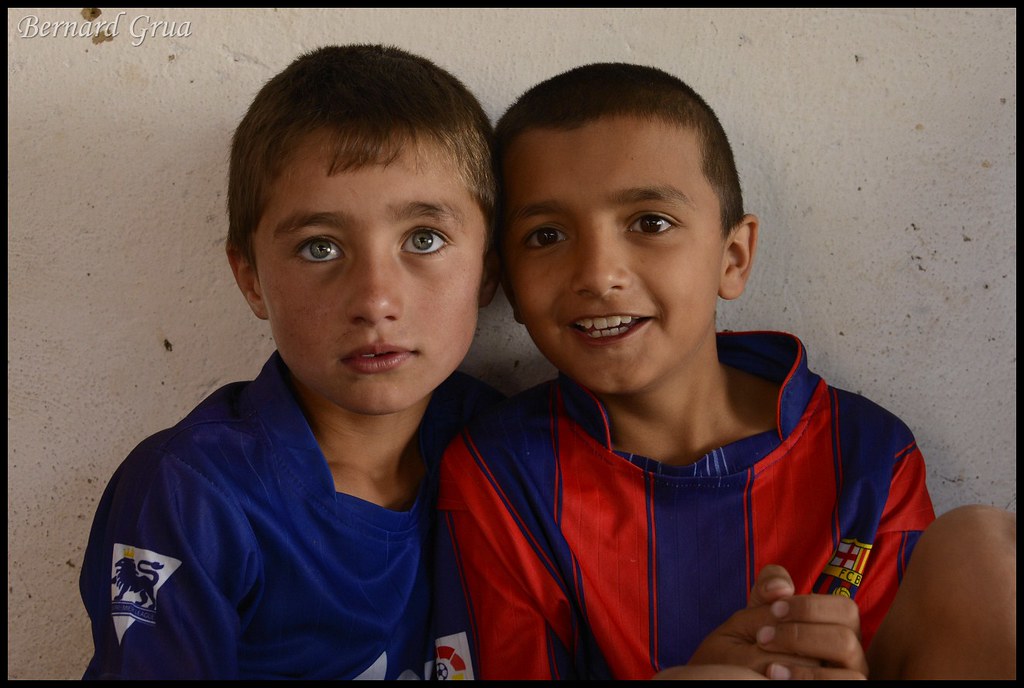 Muiz et son cousin, petits fils d’Abduraïm, Pamiris de Tusion, dans le Badakhchan, au Tadjikistan, le 3 août 2013.