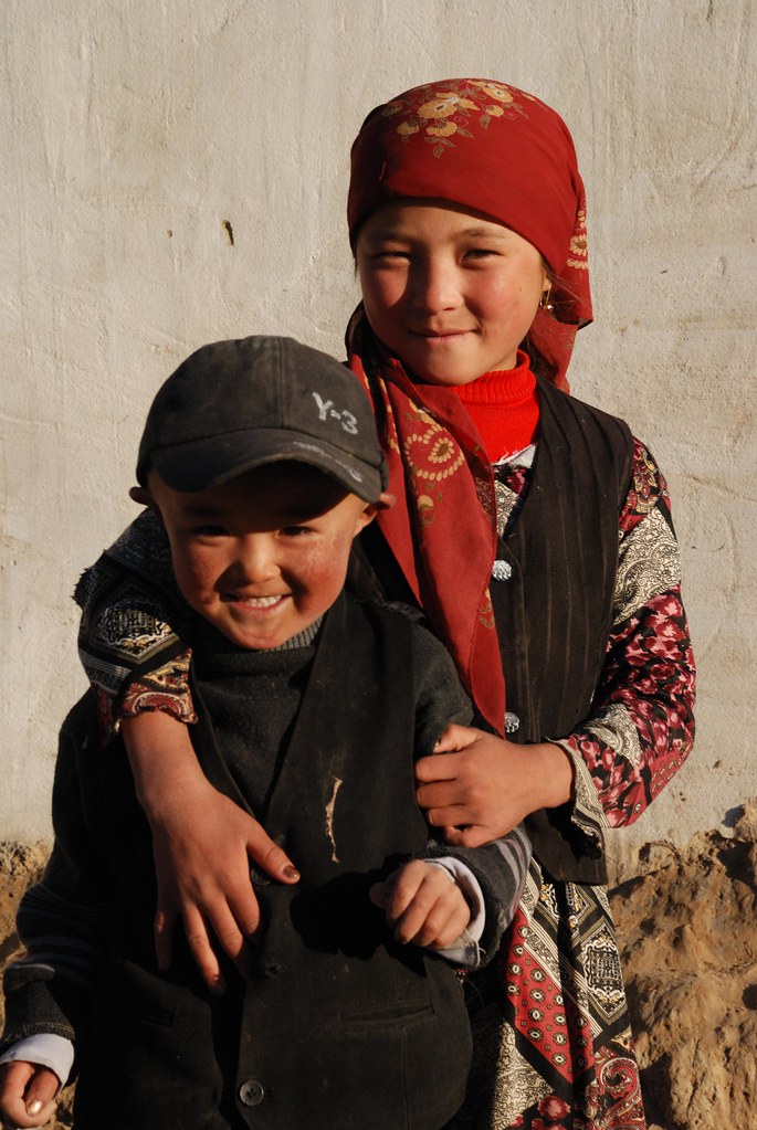 Enfants kirghizes de Zarburuliuk Jailoo, campement d'été situé à 4 150 m d'altitude dans le Pamir tadjik.