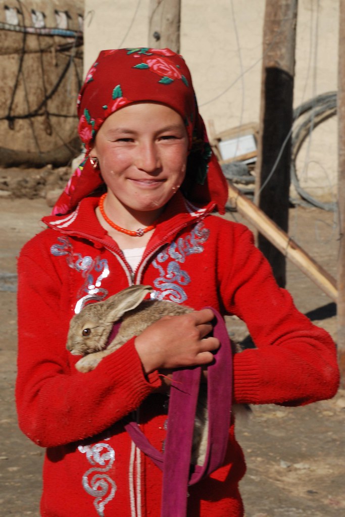 Gulkan, sœur d'Anara, avec son petit lapin à Zarburuliuk Jailoo, campement d'été kirghize du Pamir tadjik, à 4 150 m d'altitude.