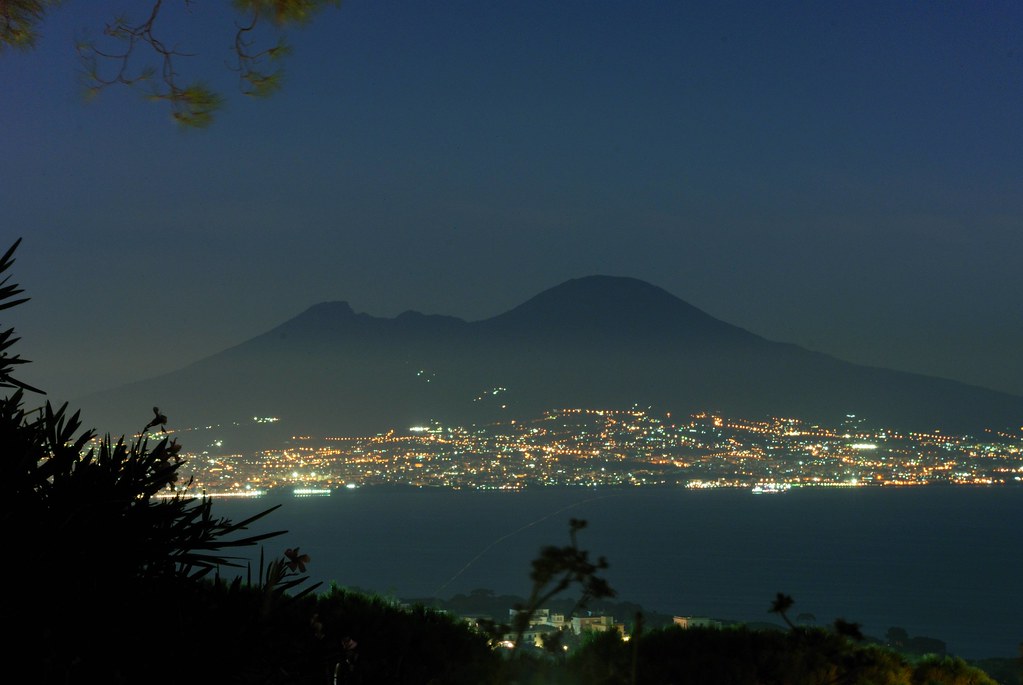 Vésuve et littoral illuminé du golfe de Naples