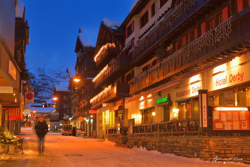 Bahnhofstrasse enneigée et vitrines illuminées, Zermatt