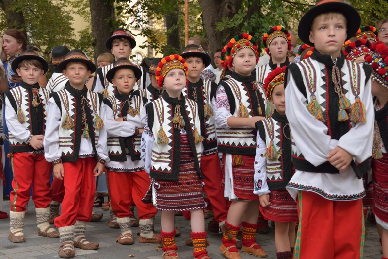 Groupe d'enfants houtsoules en costumes traditionnels, réunis à Kolomyia.