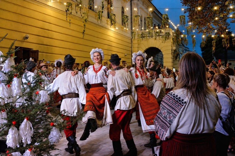 Groupe de danseurs houtsoules en costumes traditionnels lors d'une représentation nocturne à Kolomyia.