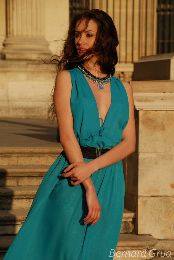 Portrait de Roza devant le Louvre, Paris, à l’heure dorée