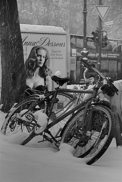 Vélos enneigés sur le Kurfürstendamm à Berlin, en noir et blanc.