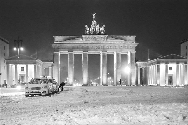 Porte de Brandebourg sous la neige à Berlin, en noir et blanc.