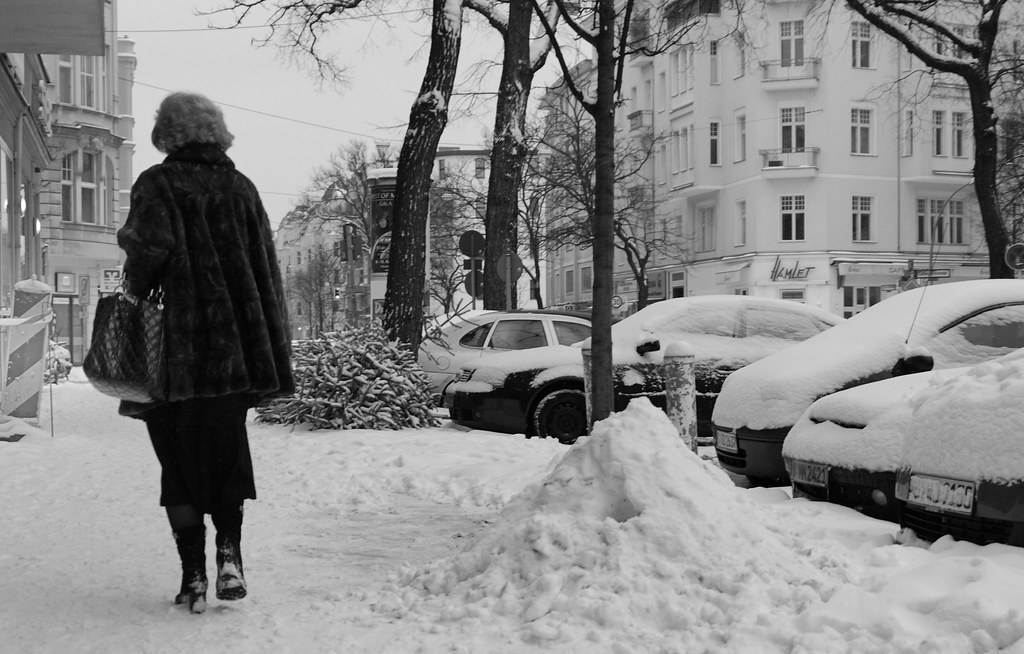 Rue enneigée à Berlin, en noir et blanc.