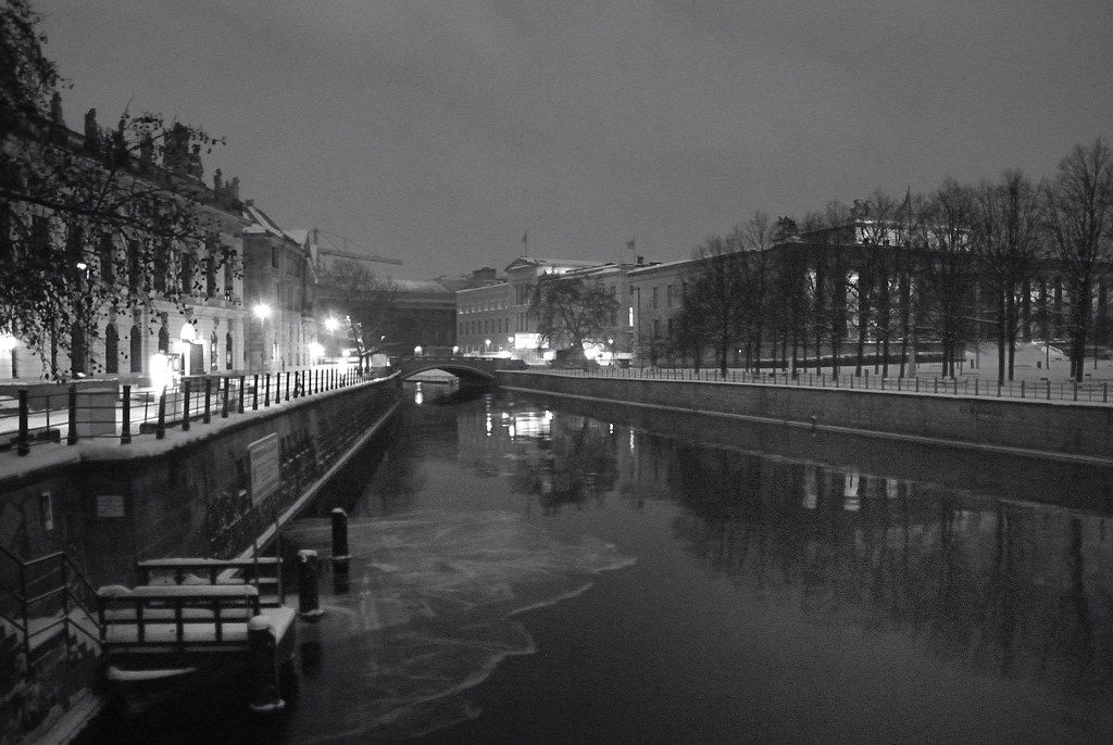 La Spree sous la neige dans le quartier de Mitte à Berlin, en noir et blanc.