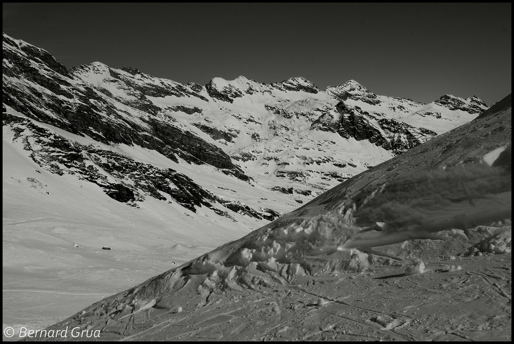 Montagnes enneigées au-dessus de Bosco/Gurin, dans le canton du Tessin en Suisse, en noir et blanc.