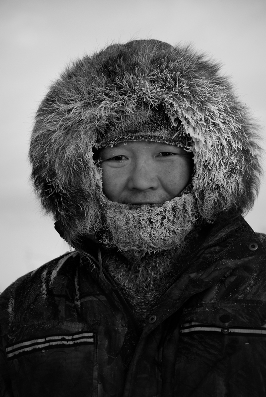 Portrait de Grisha à Tomtor, en Iakoutie, par −50 °C, en noir et blanc.