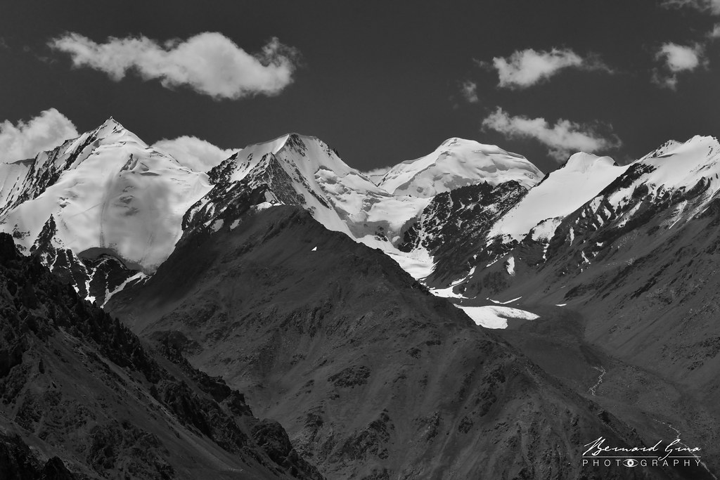 Chaîne du Karakoram entre Sost et le col de Kunjerab, à la frontière entre le Pakistan et la Chine, photographiée en noir et blanc.