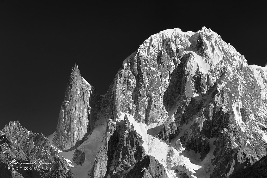 Le pic Lady Finger, ou Bublimating, 6 000 m, et le pic Hunza, 6 270 m, dans le Karakoram au Pakistan, en noir et blanc.