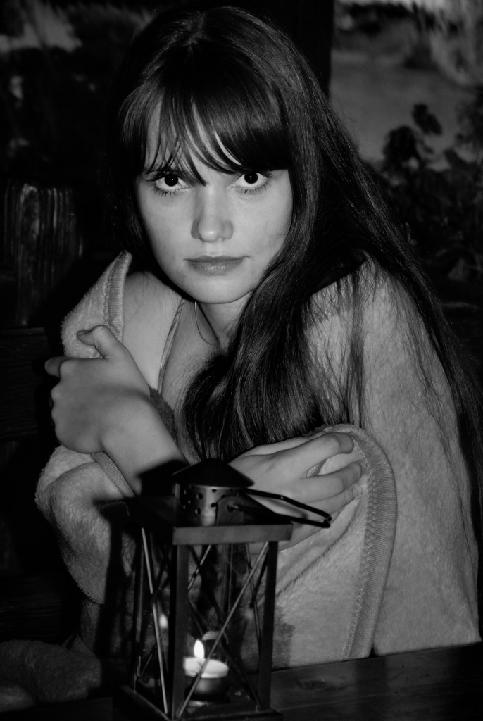 Portrait d’Olesia à Ivano-Frankivsk, en Ukraine, en noir et blanc.