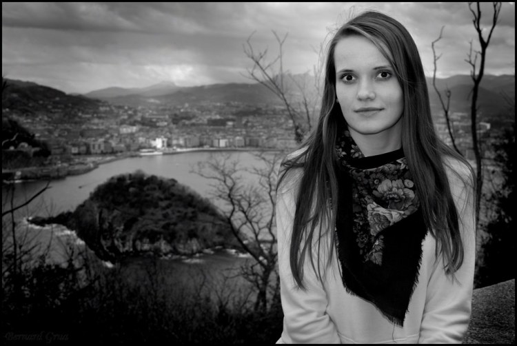 Portrait d’Olesia à San Sebastián, en Espagne, en noir et blanc.