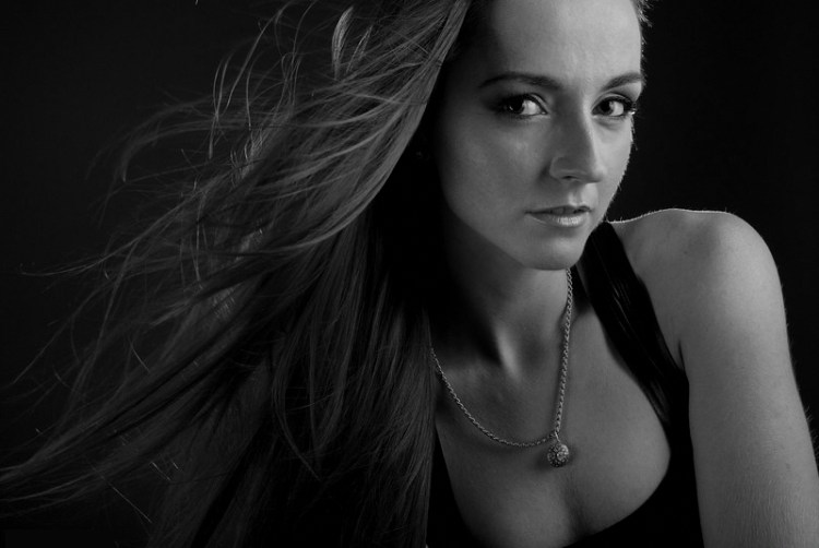 Portrait d’Olya à Kyiv, en Ukraine, en noir et blanc.