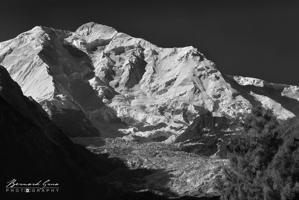 Le Rakaposhi, 7 788 m, dans le Karakoram au Pakistan, photographié en noir et blanc.