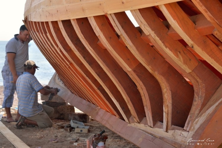 Bernard Grua - A l'arrière du babour, on trouve de fortes pièces supportant le moteur avec un jeu relativement classique de varangues et de membrures. El Attaya, Kerkennah, Tunisie, Chantier Naval Fathi Arous. 2 octobre 2019