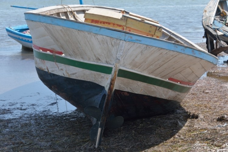 Bernard Grua - Poupe d'un petit babour. Embarcation à moteur in-bord. Elle est assez semblable, avec des formes beaucoup moins fines, à celle du loudso à voile. El Attaya, Kerkennah, Tunisie, Chantier Naval Fathi Arous. 2 octobre 2019