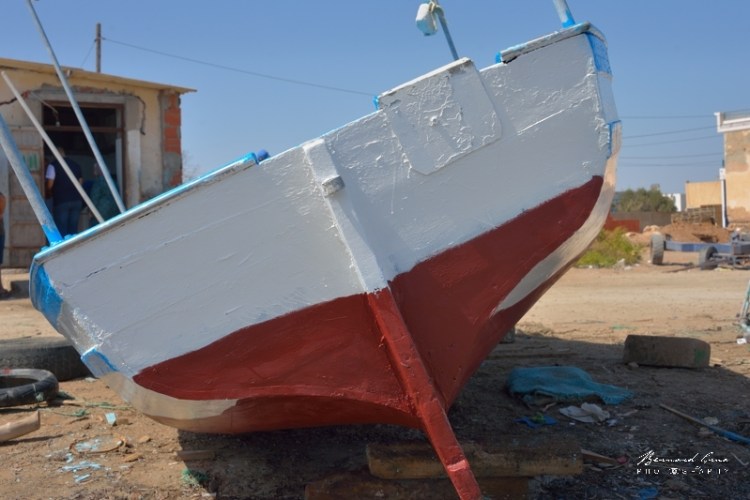 Bernard Grua - Poupe d'une flouka. Tableau arrière droit quelquefois un peu incurvé vers l'extérieur. La chaise du moteur hors-bord s'insère sans difficulté. El Attaya, Kerkennah, Tunisie, Chantier Naval Fathi Arous. 2 octobre 2019