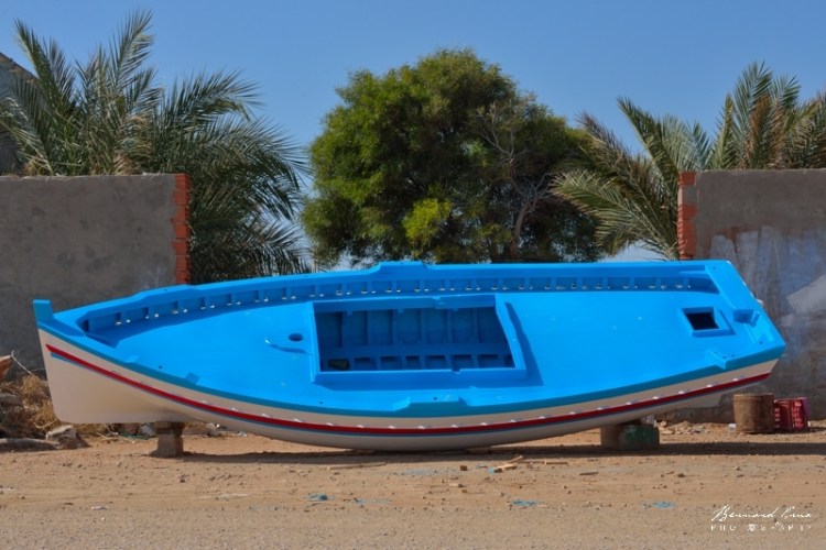 Bernard Grua - Magnifique flouka à la coque de pur voilier. Les oeuvres vives attendent encore la peinture antifouling sous-marine, appelée localement "santamarine". Chantier Naval de Mouldi Arous et de son fils Mabrouk, El Attaya, Kerkennah, Tunisie. 2 octobre 2019