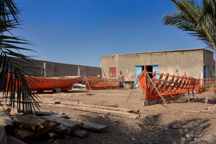Bernard Grua - Quatre floukas à différents stades de construction. Certaines ont déjà des formes plus épaisses étant prévues pour être motorisées. Elles ont perdu leur ligne de purs voiliers. Chantier Naval de Mouldi Arous et de son fils Mabrouk, El Attaya, Kerkennah, Tunisie 2 octobre 2019