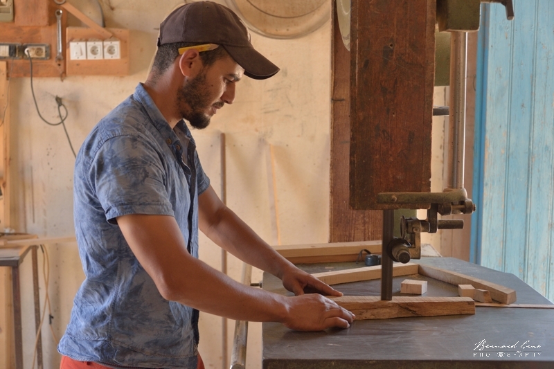 Bernard Grua - Mabrouk prépare les pièces de l'hiloire arrière, en bois d'eucalyptus. Chantier Naval de Mouldi Arous et de son fils Mabrouk, El Attaya, Kerkennah, Tunisie 2 octobre 2019