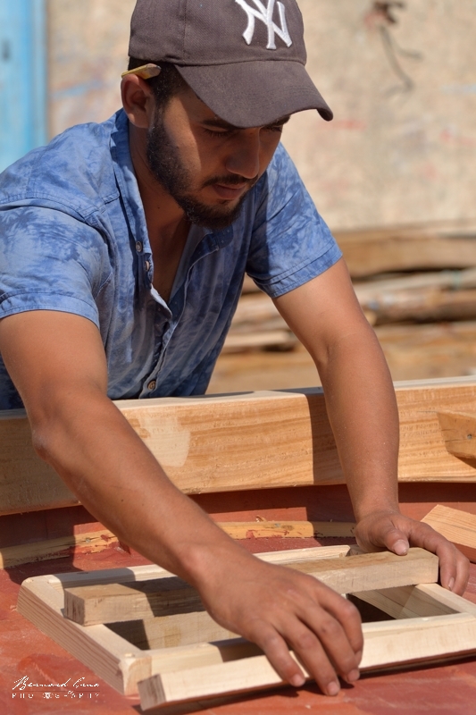 Bernard Grua - Mabrouk pose les pièces de l'hiloire arrière, en bois d'eucalyptus. Chantier Naval de Mouldi Arous et de son fils Mabrouk, El Attaya, Kerkennah, Tunisie 2 octobre 2019