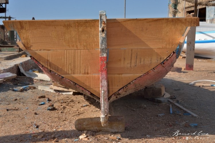Nouveau tableau arrière (eucalyptus) de la flouka en cours de reconditionnement. Chantier Naval Zouhir Chelly - El Attaya, Kerkennah, Tunisie. 2 octobre 2019