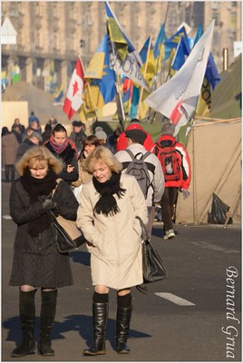 Femmes se rendant à leur travail en traversant le Maidan  Kiev, Ukraine - 24/12/2013 - photo Bernard Grua DR