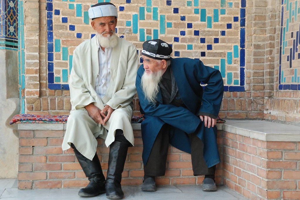 Deux aksakals (barbes blanches) à Samarcande, Ouzbékistan, devant un décor de mosaïques, 18 juillet 2011