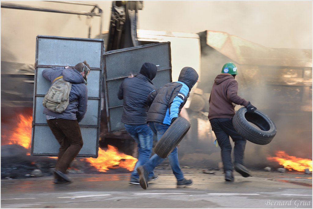 Bernard Grua, Maïdan : Des manifestants lancent des pneus pour faire un mur de flamme entre eux et les Berkouts, 18 février 2014 