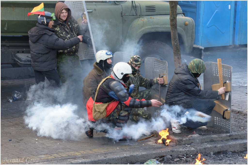Bernard Grua, Maïdan : Des jeunes manifestants à l’abri derrière des boucliers, 18 février 2014 
